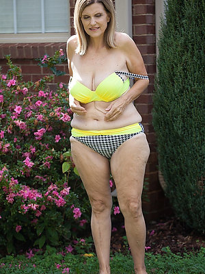 beautiful mature women bikinis