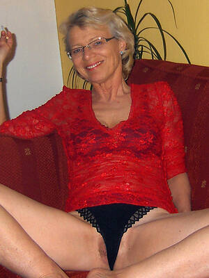 sexy hot mature with glasses posing nude