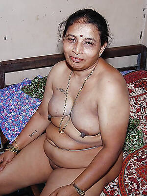 bonny indian mature milf love posing nude