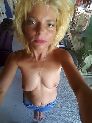 naked beauty grown-up selfie remark thru