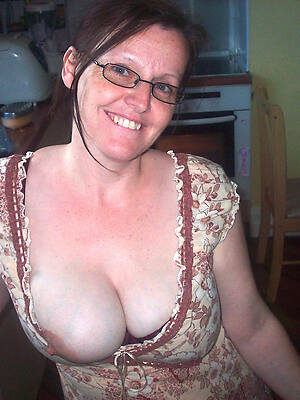 hot mom grown-up displaying the brush pussy